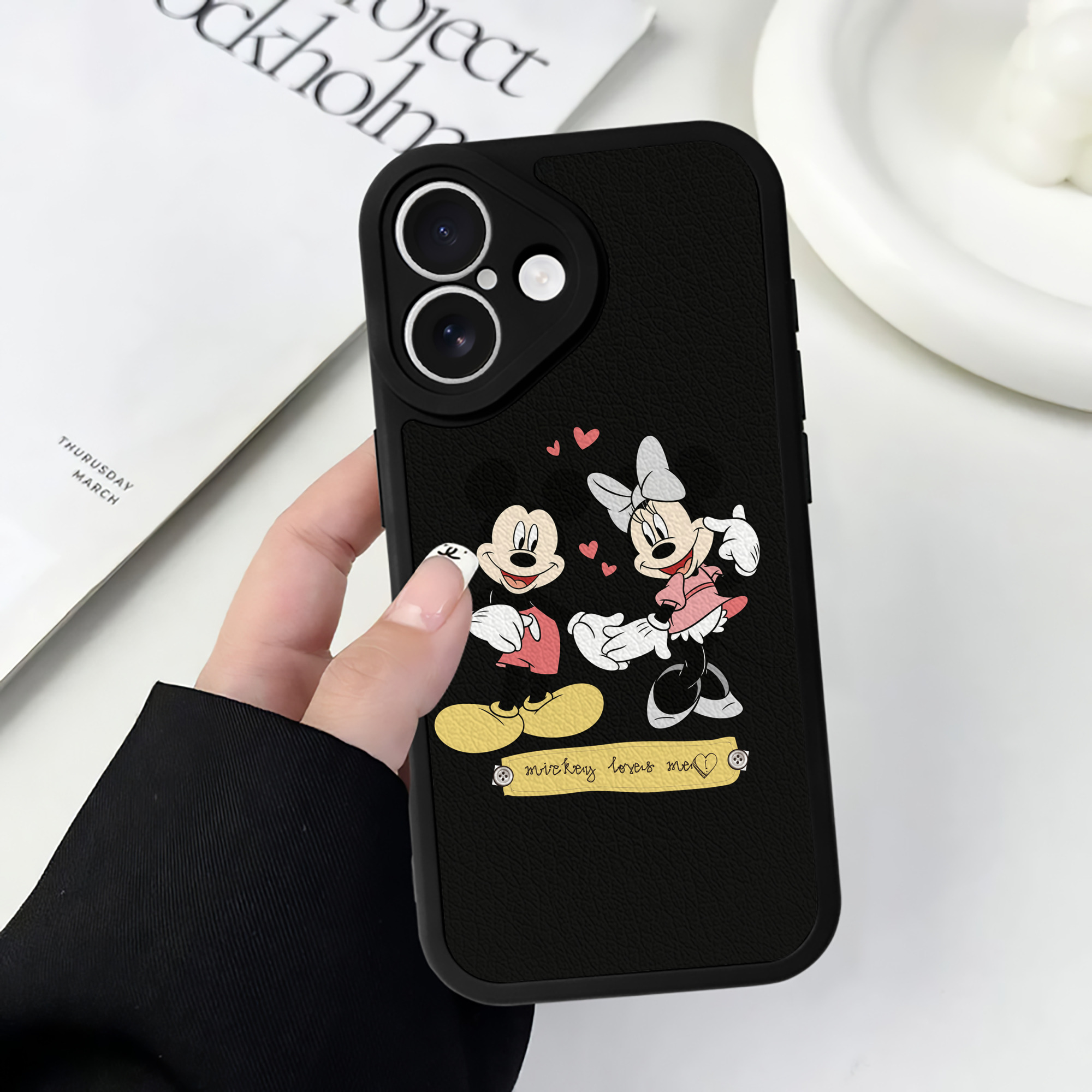 （画像用） ミッキーマウス Mickey Mouse 【iPhone 16シリーズ対応】シリコンスマホケース（レザー調） 材質：シリコン